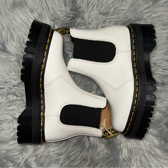 Dr.Martens 2976 Quad Platform Chelsea Boot - Picture 1 of 5